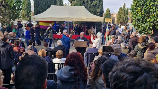 Homenaje y acto de entrega de restos mortales a sus familiares en el Cementerio de Alicante