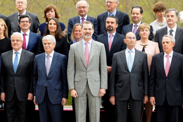 El rey Felipe VI (c), acompañado del ministro de Asuntos Exteriores Alfonso Dastis (2i),durante la foto de familia de los miembros del Comité Científico.