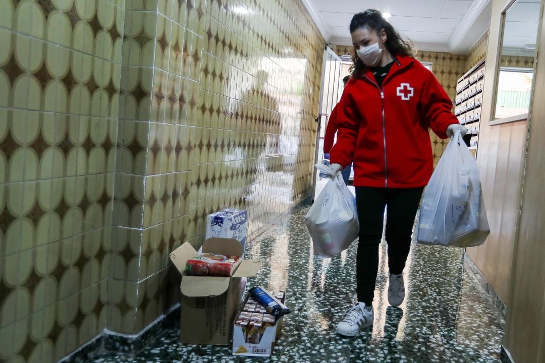El teléfono del mayor de València sirve para pedir información sobre el programa "Menjar a casa" y las acciones que el Ayuntamiento hace en colaboración con Cruz Roja.