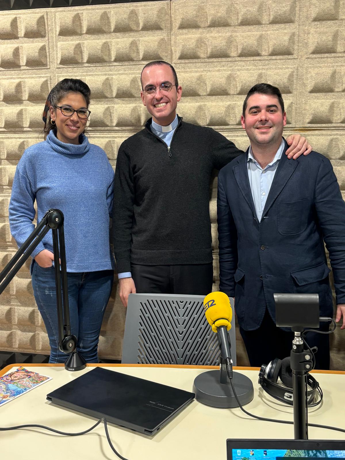 D. Ignacio del Rey, asesor espiritual del Consejo Hermandades de Morón, visita los estudios de Radio Morón