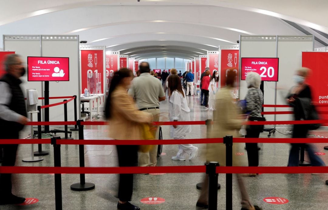 La Conselleria de Sanidad ha iniciado la vacunación contra la covid-19 de las personas con edades comprendidas entre los 69 y los 66 años (nacidas entre 1952 y 1955, ambos incluidos). En la imagen, colas en el "vacunódromo" instalado en la Ciudad de las Ciencias de Valencia