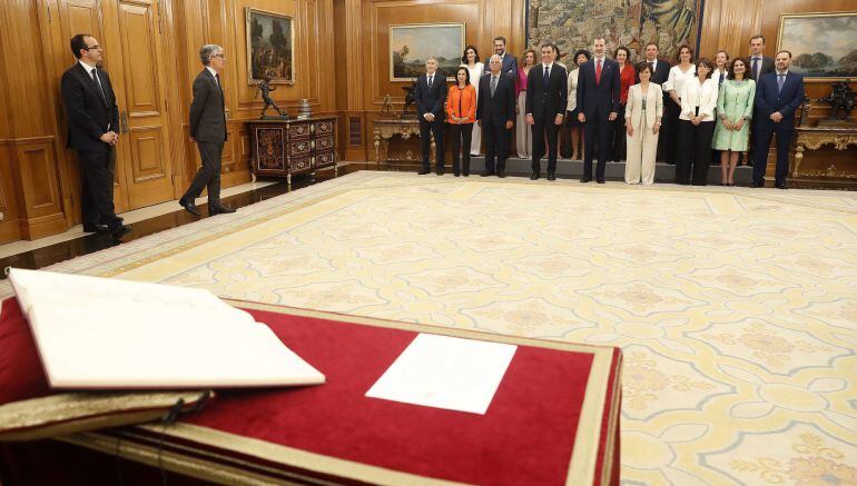 Los nuevos ministros, acompañados del Rey Felipe Felipe VI, y el presidente del gobierno Pedro Sánchez, posan en la foto de familia tras prometer su cargo en el Palacio de la Zarzuela, en Madrid