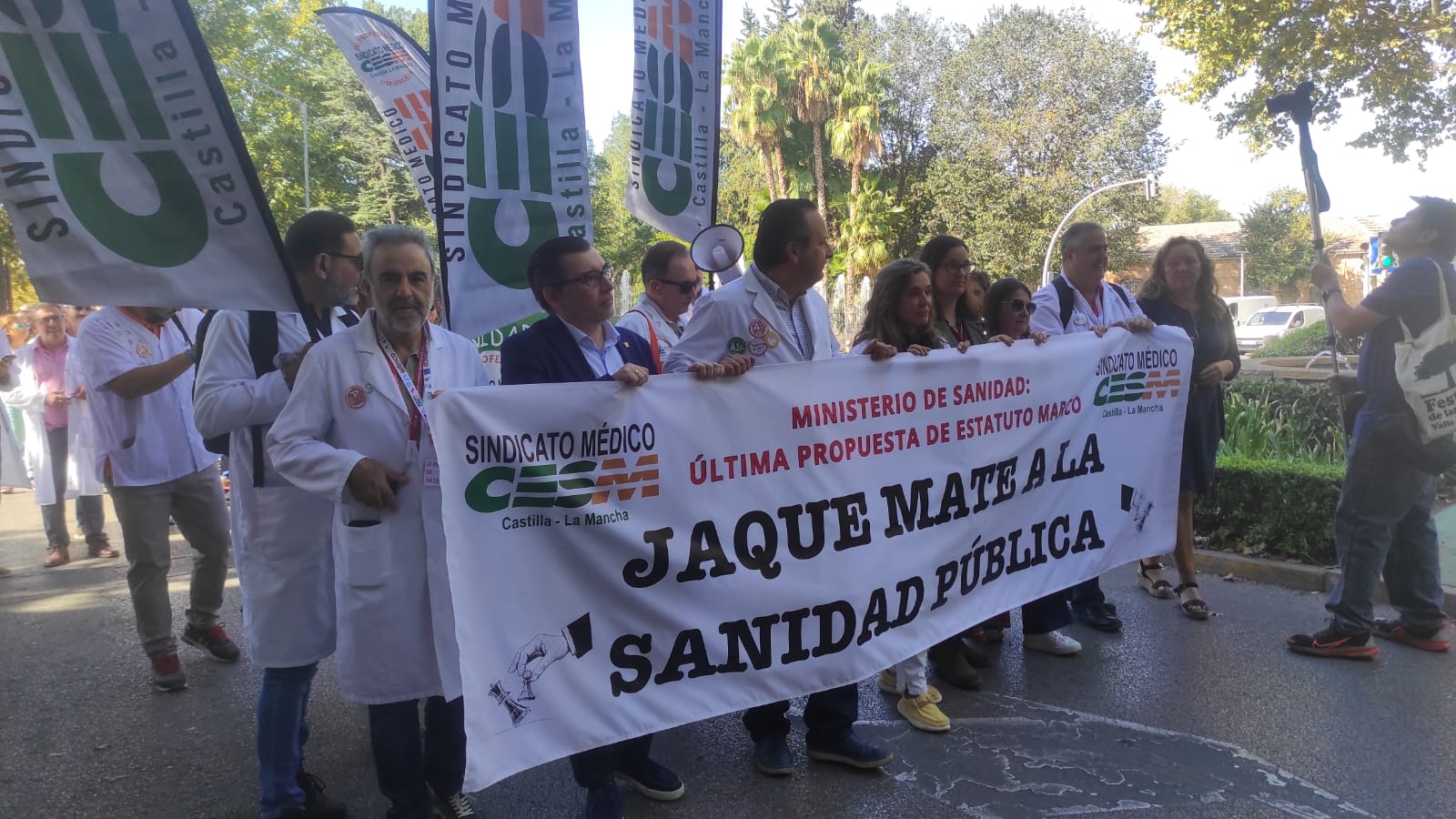 Cabeza de la manifestación de facultativos en Ciudad  Real, desde el Parque de Gasset