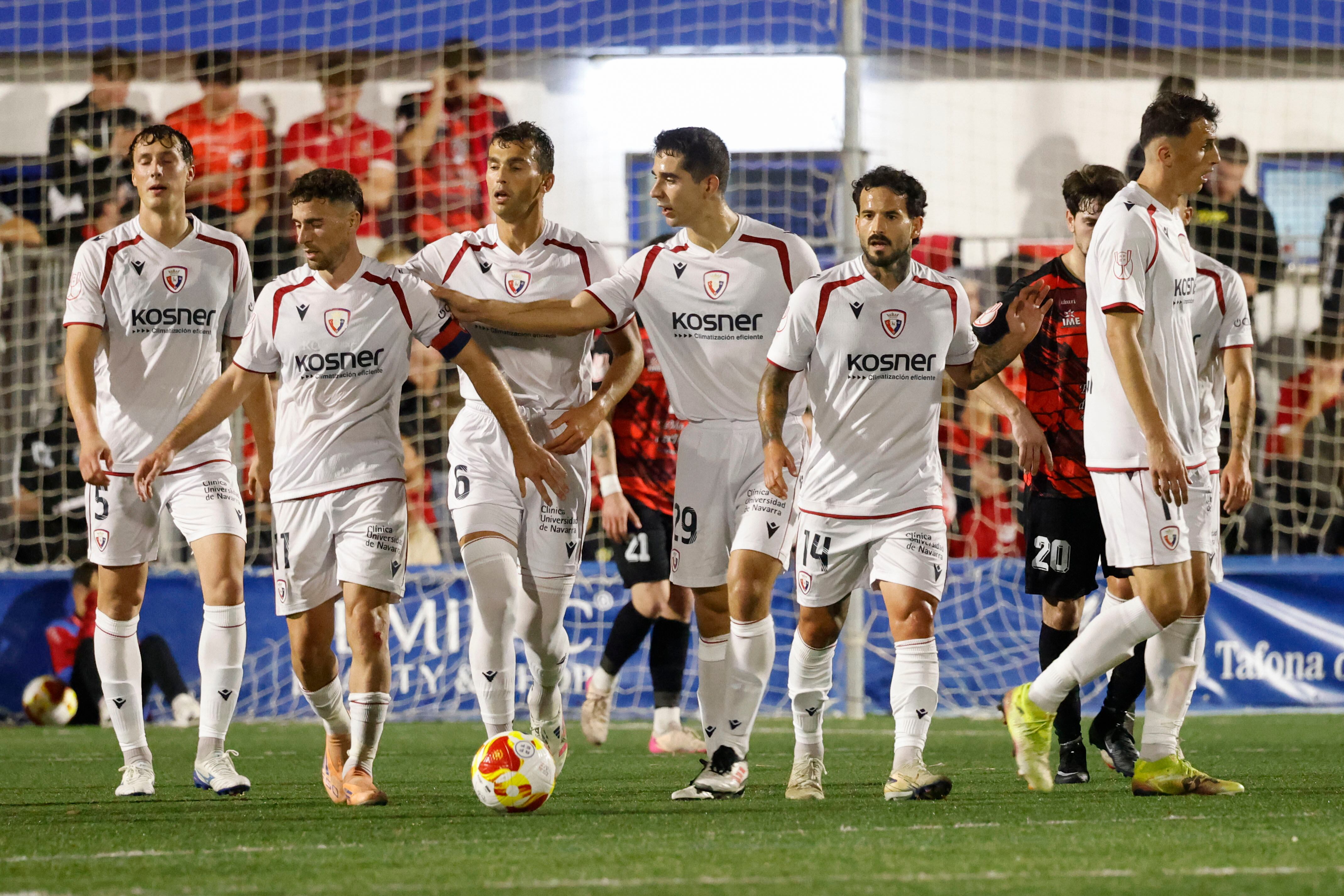 Los jugadores de Osasuna celebran uno de los goles conseguidos por el equipo navarro.