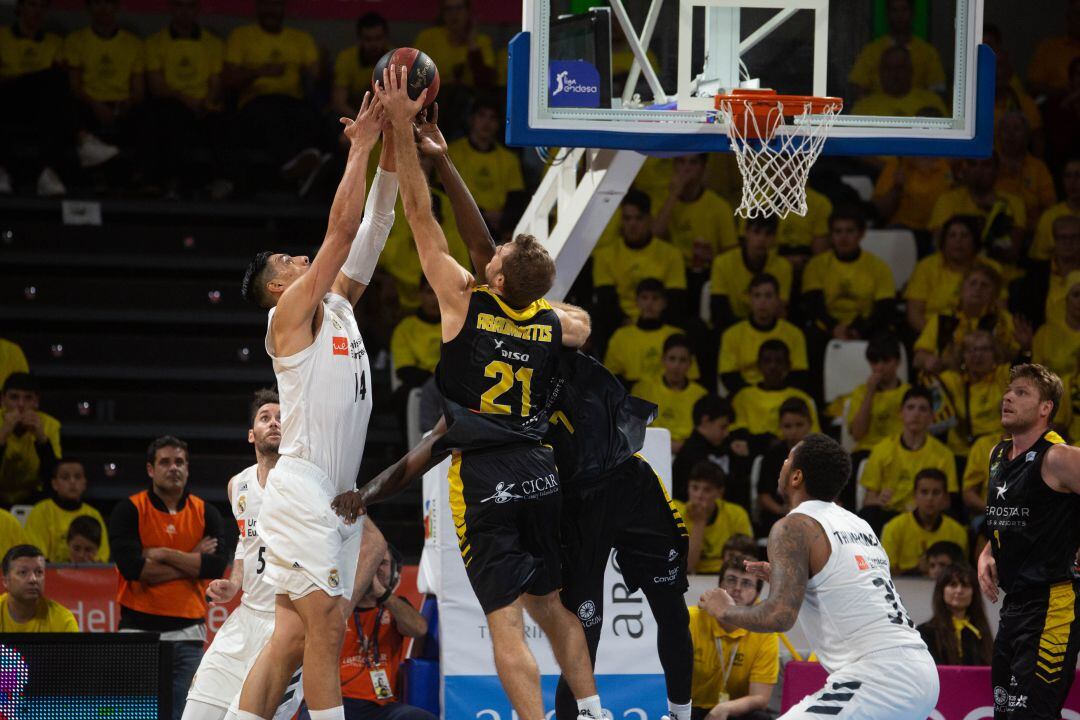 Ayón y Abromaitis luchan por un rebote en el encuentro de este domingo