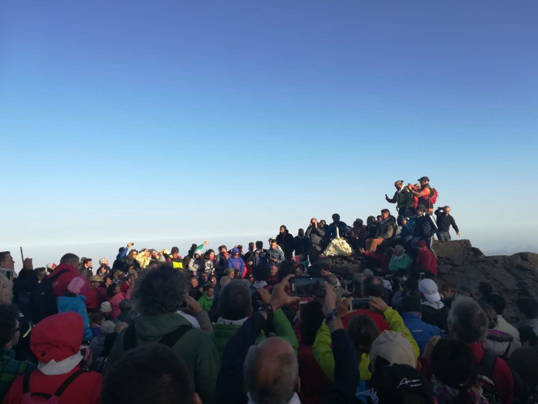 Romería de la Virgen de las Nieves desde Pradollano, en la estación de esquí de Sierra Nevada (Granada), hasta los Tajos de la Virgen, en Monachil