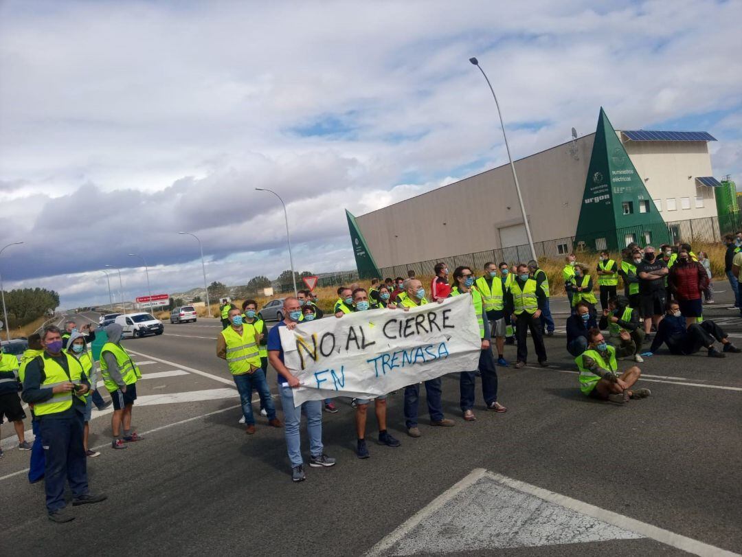 Concentración a las puertas de Trenasa en Castejón