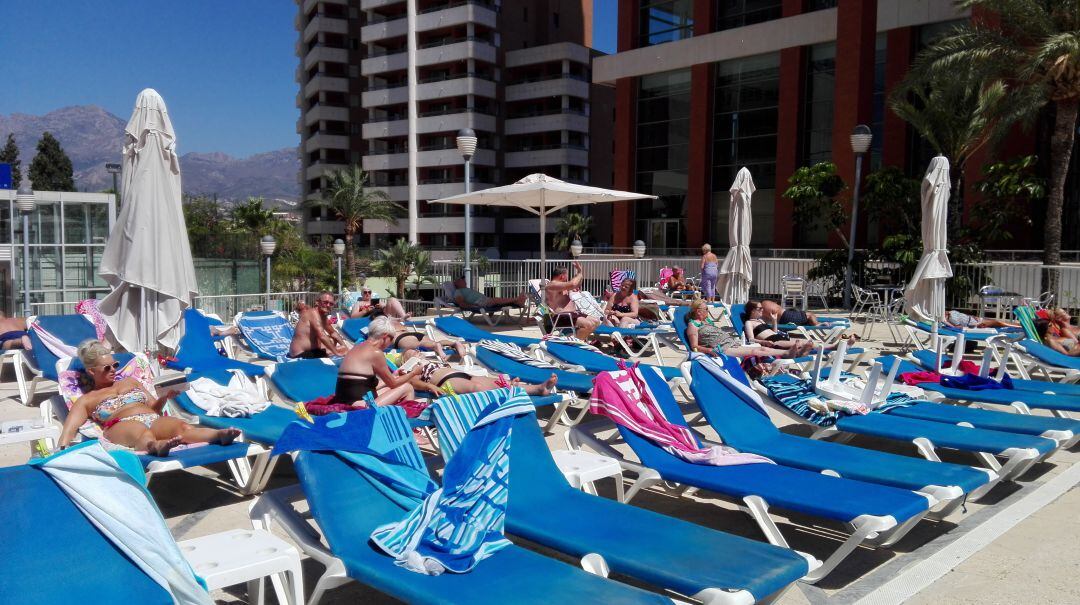 Turistas británicos toman el sol en la piscina de un hotel de Benidorm.