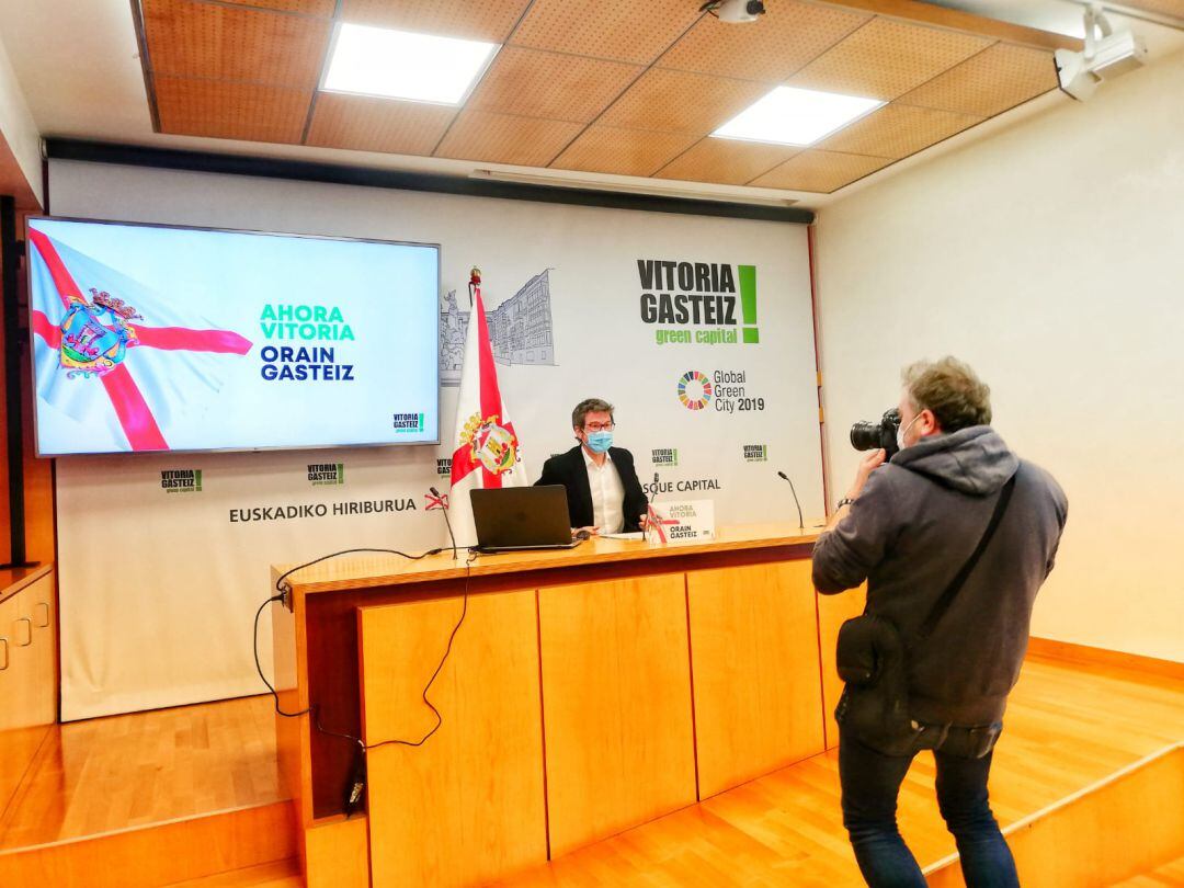 El alcalde de Vitoria, Gorka Urtaran, junto a la bandera de Vitoria este jueves en el Ayuntamiento de Vitoria