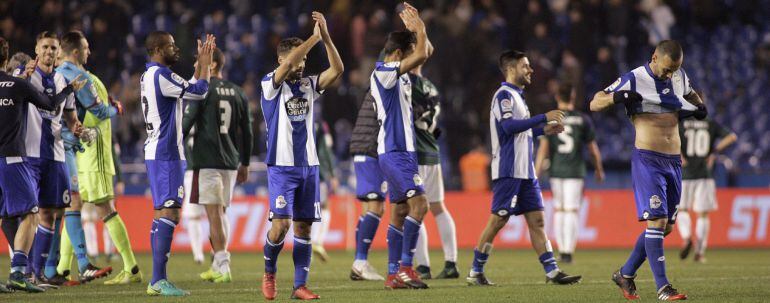 Los jugadores del Deportivo celebran su victoria por 2-0 frente al Osasuna