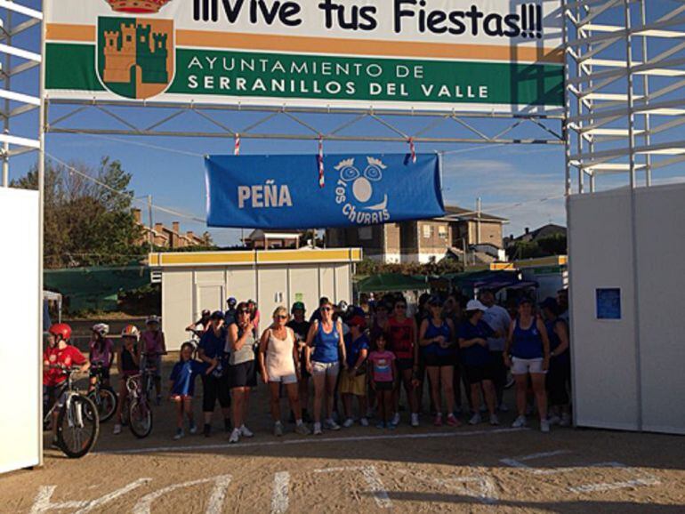 Una de las peñas durante de las fiestas en Serranillos del Valle es la de &quot;Los Churris&quot;.