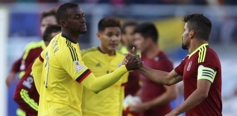 Jackson Martinez saluda a Tomás Rincón después de un partido entre Colombia y Venezuela en la Copa América