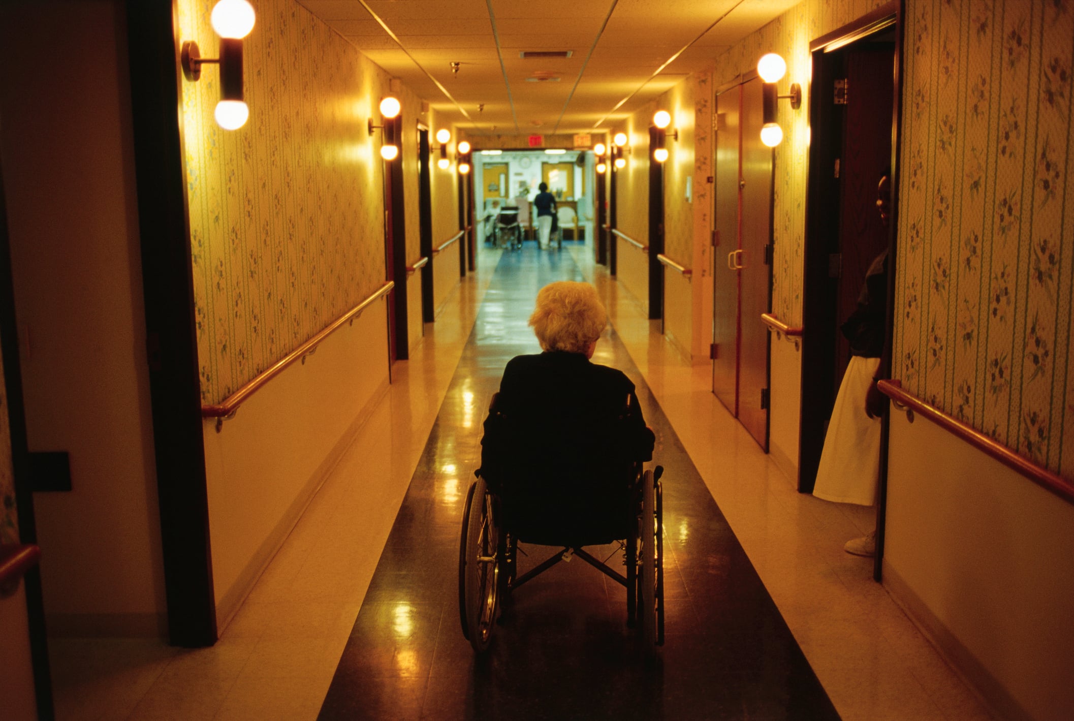 Mujer en una residencia.