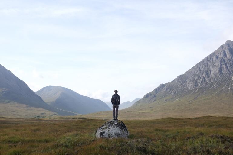 Turista contempla un paisaje de montaña