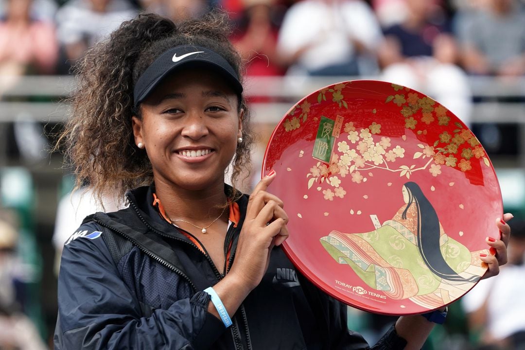 Naomi Osaka posa con el trofeo del Pan Pacific Open