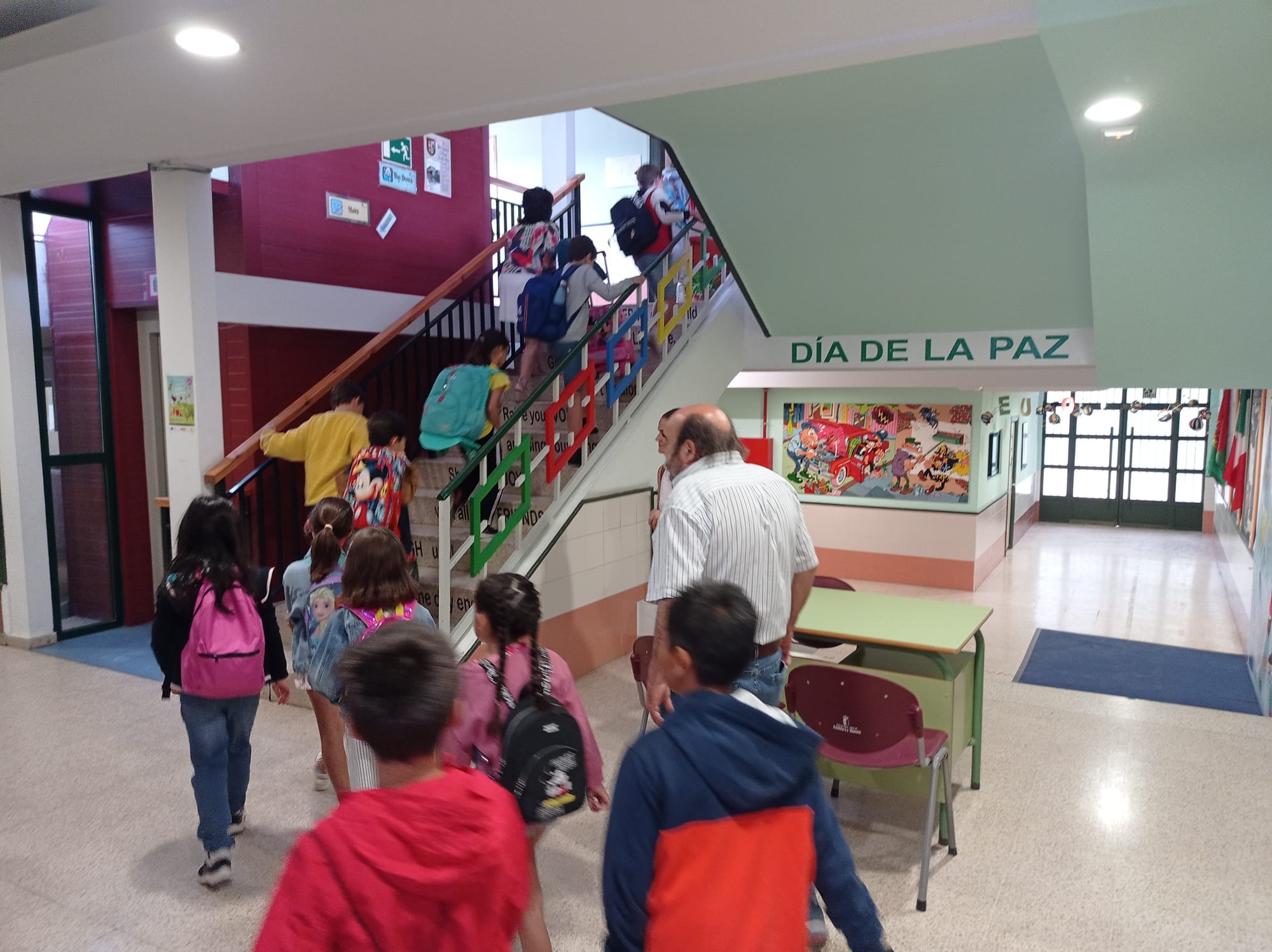 Niños entrando en un colegio de Cuenca en el primer día de clase