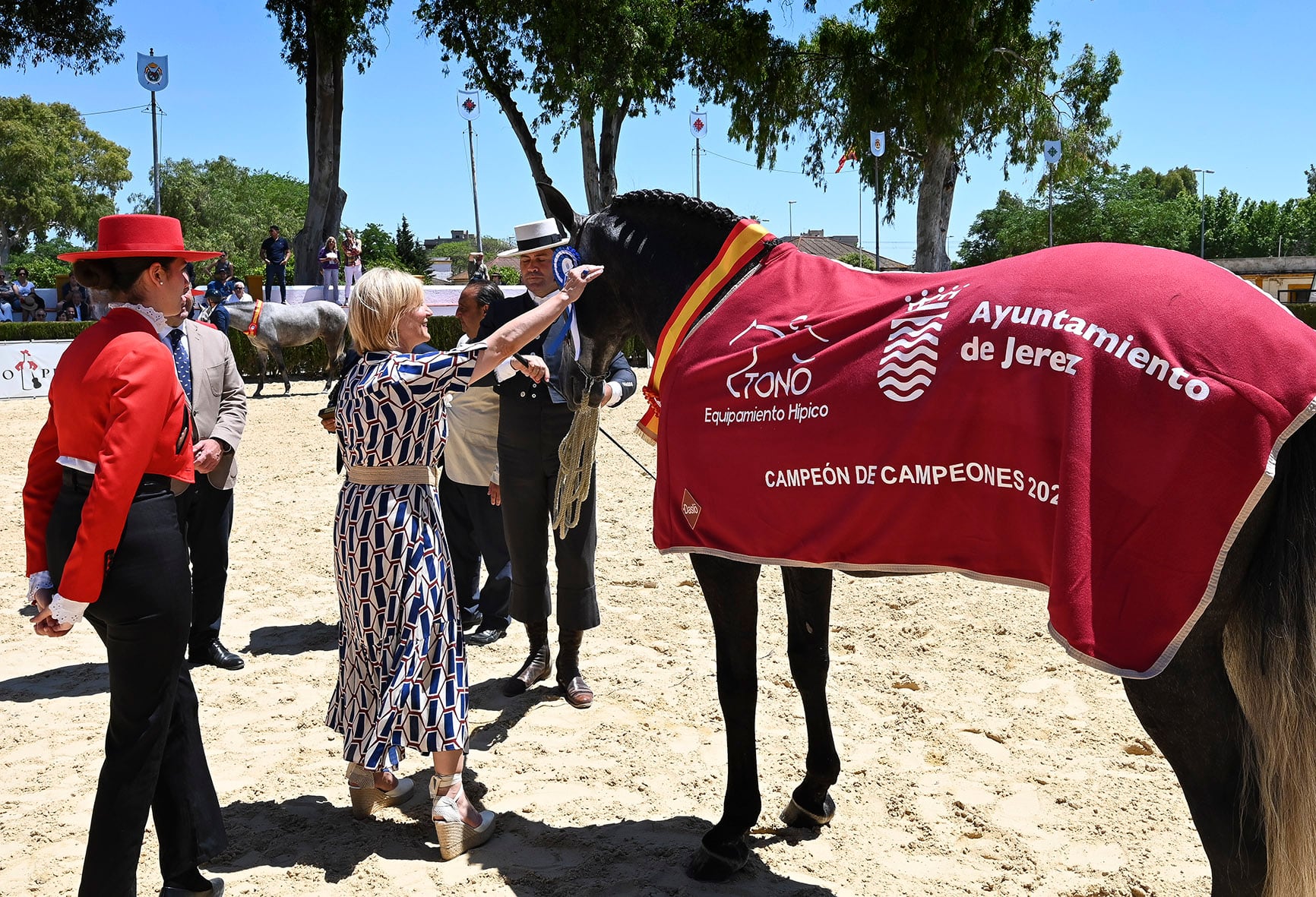 La alcaldesa entrega el Premio al Campeón de Campeones