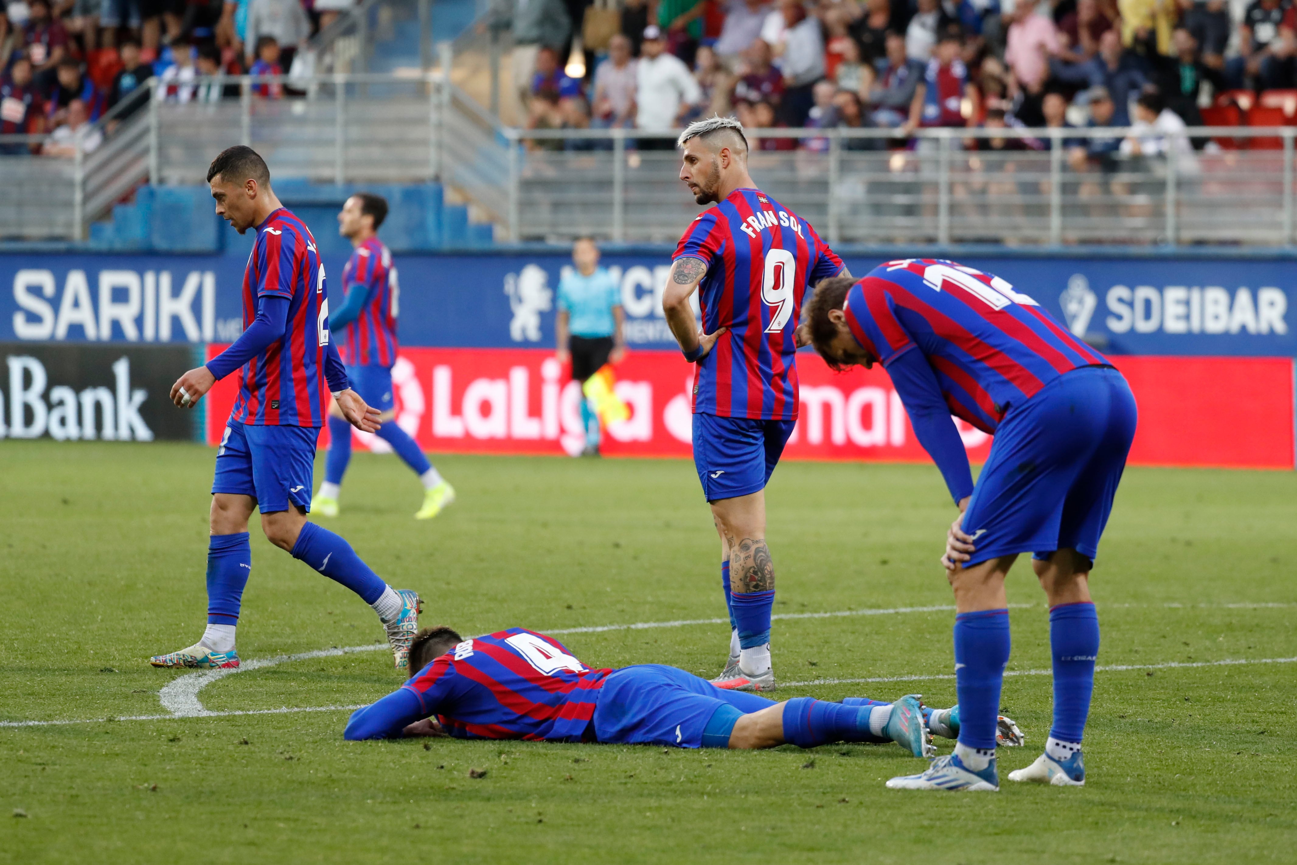 EIBAR, 05/06/2022.- Los jugadores del Eibar tras el partido de vuelta de la primera eliminatoria de los play offs de ascenso a LaLiga Santander entre el Eibar y el Girona, disputado este domingo en Eibar. EFE/ Juan Herrero
