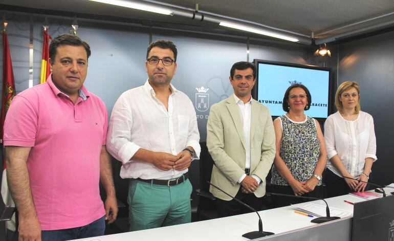 El alcalde Javier Cuenca, acompañado de los portavoces de los 3 grupos de oposición y el concejal de Cultura, Manuel Serrano