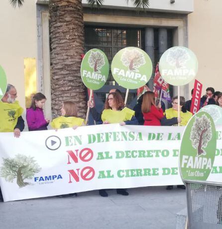 Concentración por la educación pública en Jaén.