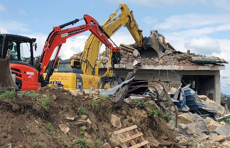 Comienzan las laboraes de retirada del amianto en la zona de Paramos afectada por la explosión pirotécnica del 23 de mayo.