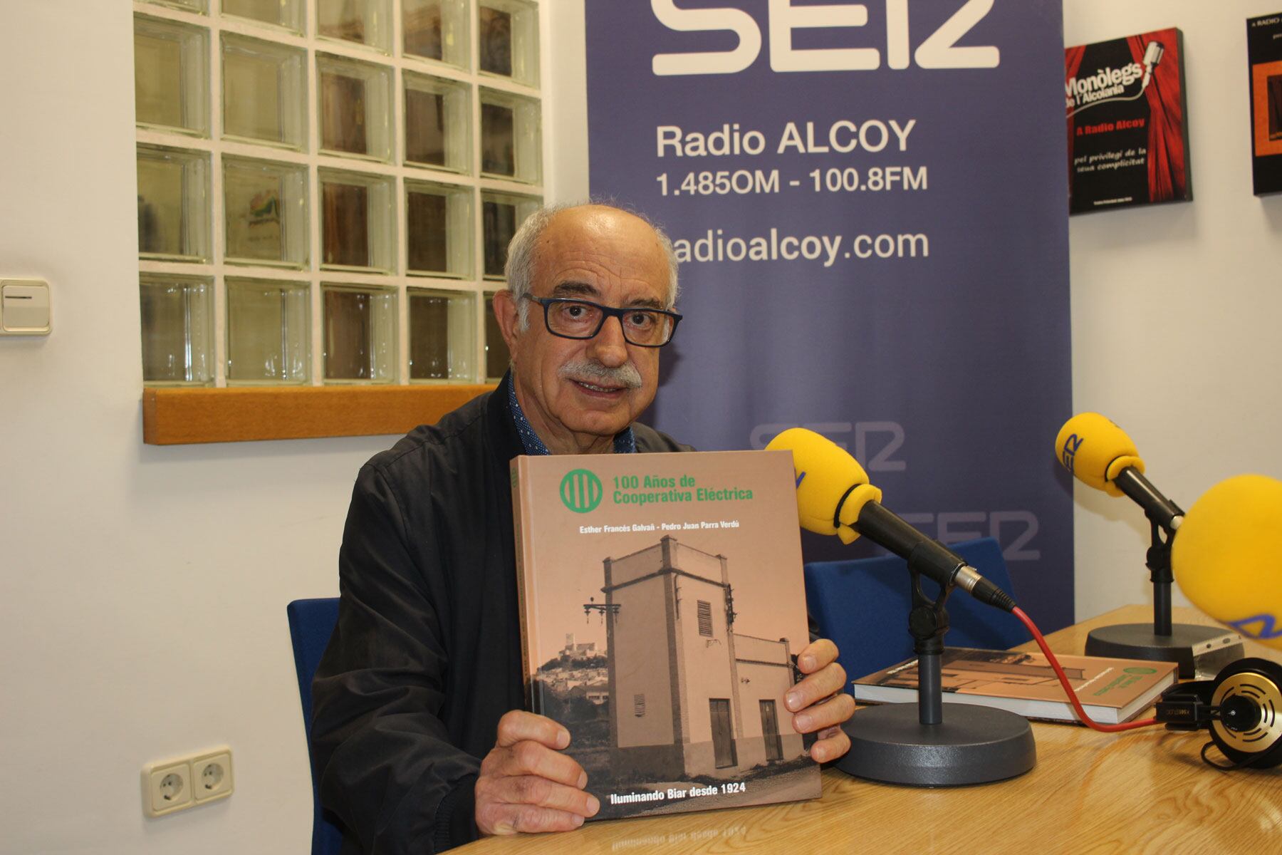 Pedro Juan Parra, sosteniendo un ejemplar de su último libro