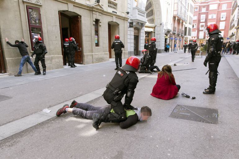 Agentes de la Ertzaintza han detenido a varios jovenes en la calle San Prudencio