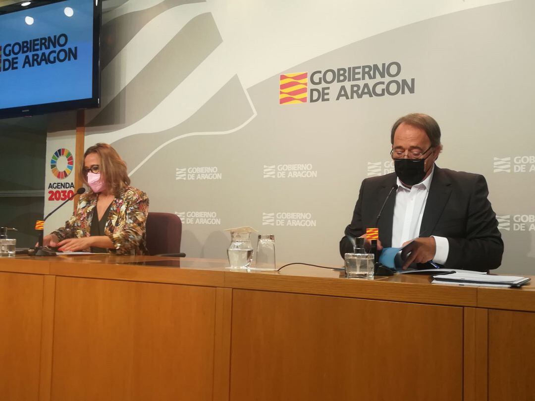 La consejera de Presidencia, Mayte Pérez, y el consejero de Hacienda, Carlos Pérez Anadón, en la rueda de prensa posterior al Consejo de Gobierno 