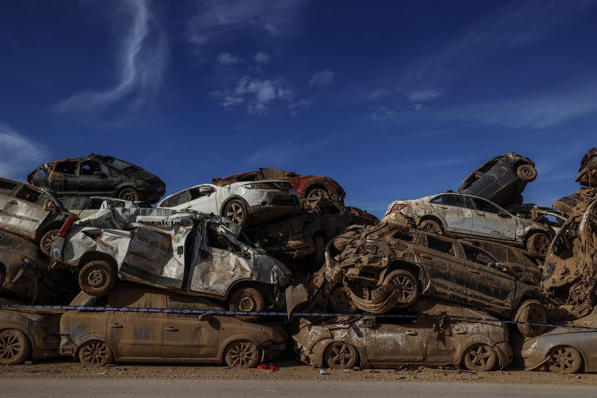 Coches apilados en la localidad de Catarroja 40 días después de la DANA