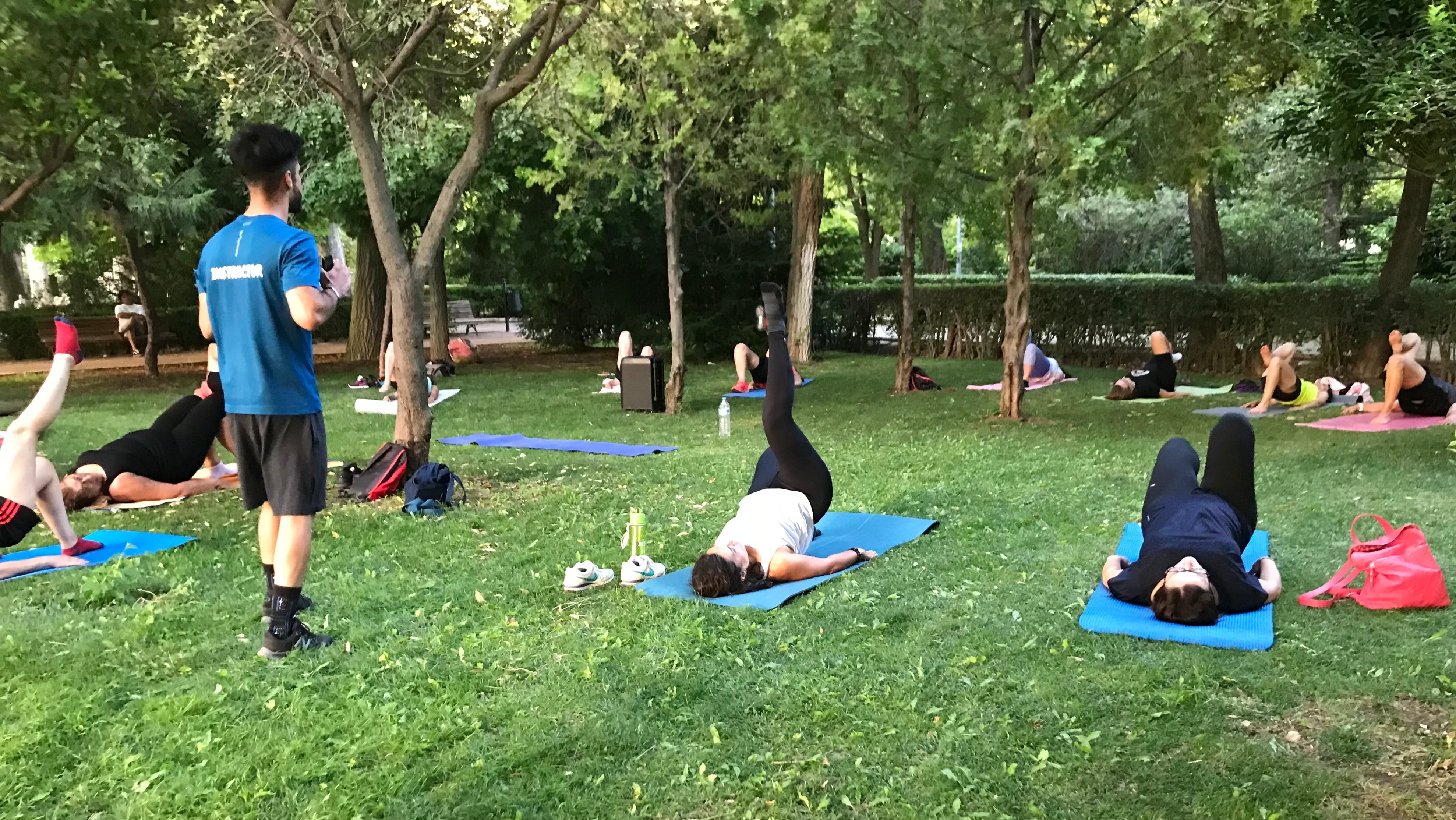 Clase de pilates de la Escuela de Verano de Fitness en el parque de Santa Ana de Cuenca.