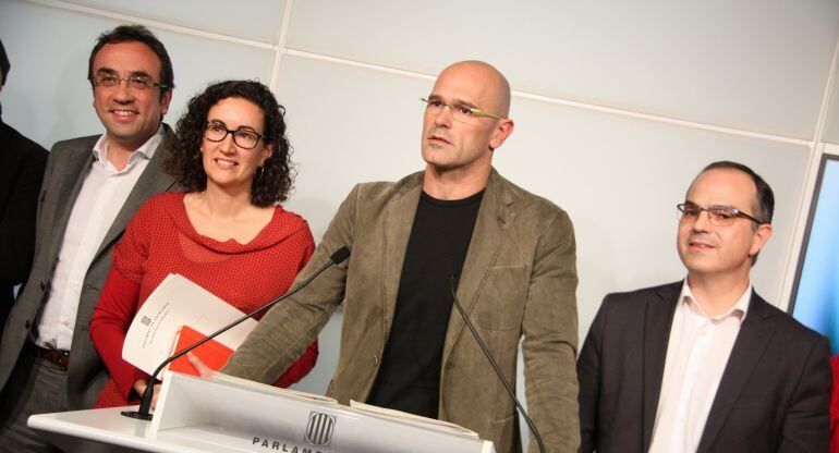 Raül Romeva, acompanyat de Marta Rovira, Josep Rull i Jordi Turull, en la roda de premsa posterior a la reunió de grup de JxSí