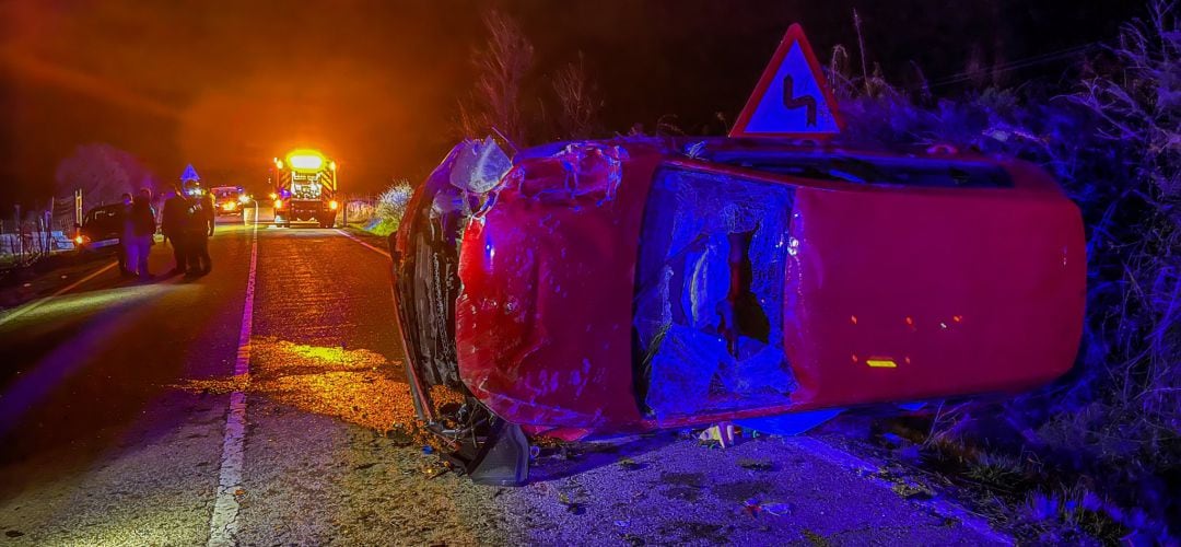 El conductor perdió el control del vehículo por causas que investiga la Guardia Civil y volcó en una zona de curvas