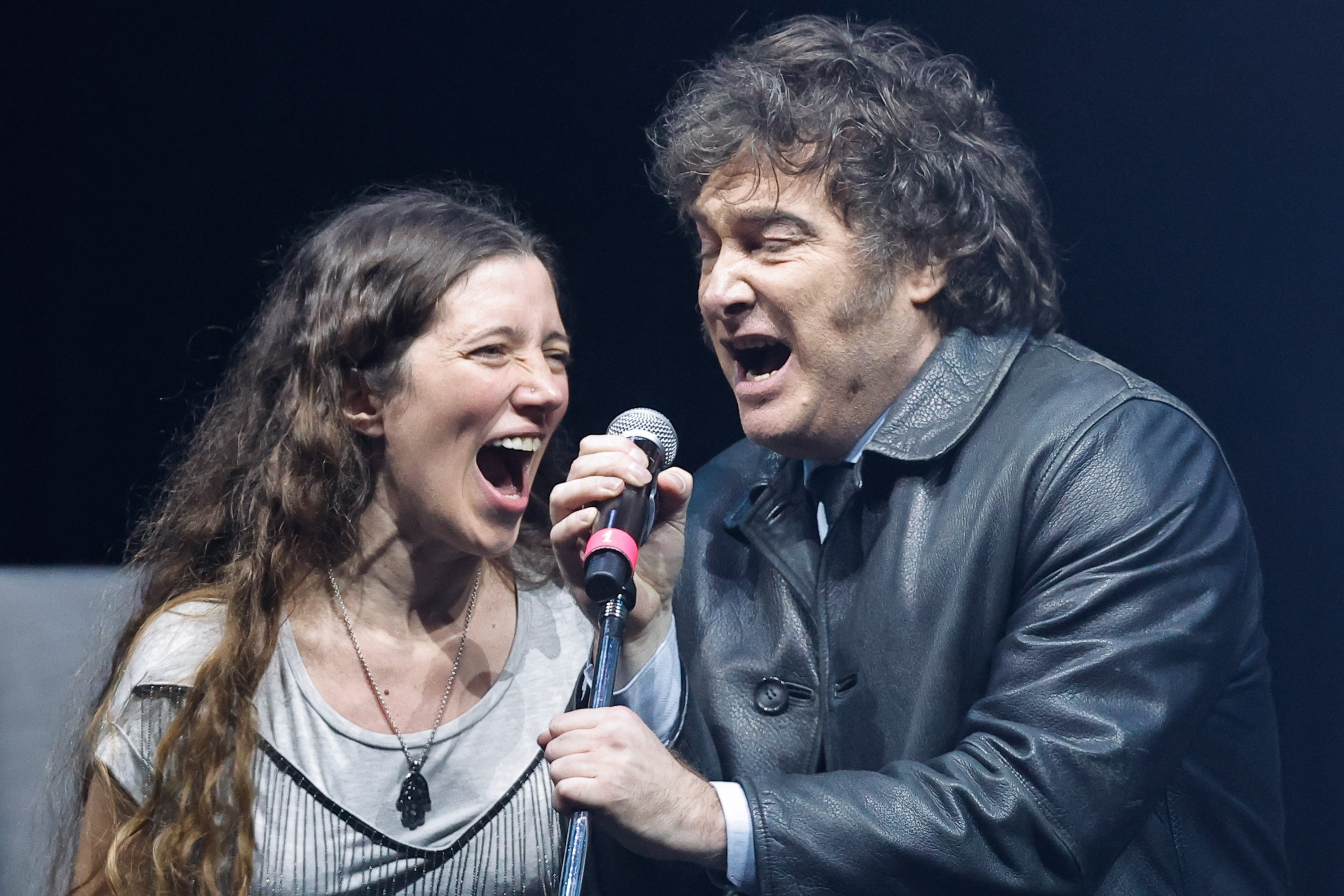 El presidente de Argentina, Javier Milei, canta durante el lanzamiento de su libro &#039;Capitalismo, socialismo y la trampa neoclásica&#039;, en el estadio Luna Park en Buenos Aires.