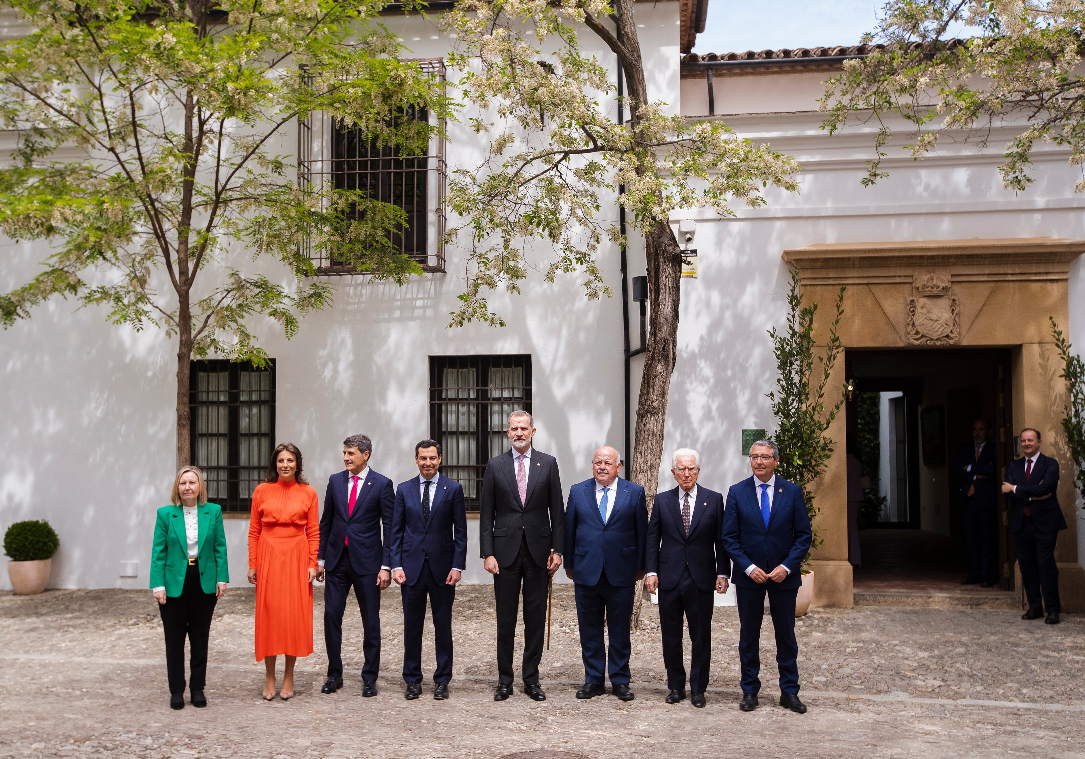 GRAFAND747. RONDA (MÁLAGA), 19/04/2023.- El rey Felipe VI junto al presidente de la Junta de Andalucía, Juanma Moreno (4i), y varias autoridades más a su llegada a la localidad malagueña de Ronda donde este miércoles visita la Real Maestranza de Caballería con motivo de su 450 aniversario, y en la que además presidirá una junta general extraordinaria, presenciará un espectáculo ecuestre en la plaza de toros y realizará un recorrido por las instalaciones de esta institución. EFE/Jorge Zapata
