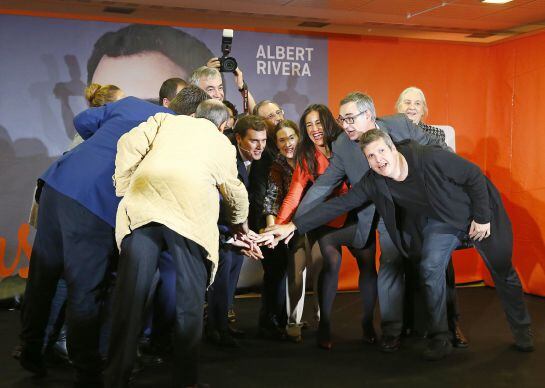 GRA546. MADRID, 03/12/2015.- El candidato a la presidencia del Gobierno de Ciudadanos, Albert Rivera (6-d), y otros miembros del partido durante el acto de inicio de campaña para las elecciones generales celebrado esta noche en Madrid. EFE/J.P. Gandul