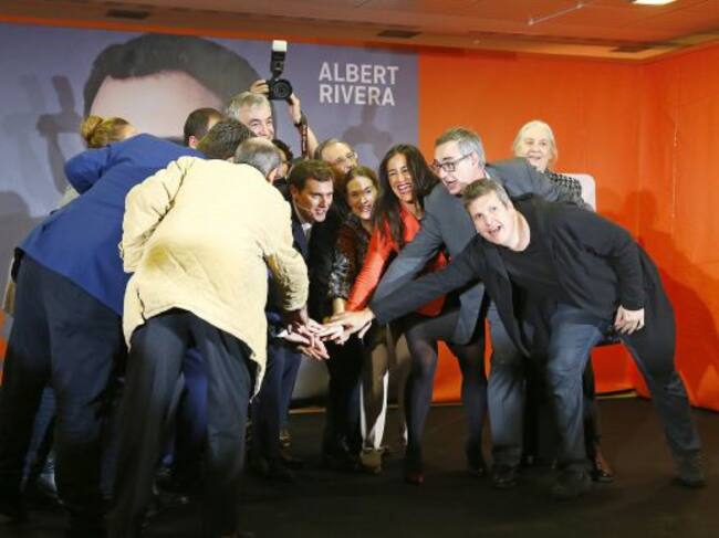 GRA546. MADRID, 03/12/2015.- El candidato a la presidencia del Gobierno de Ciudadanos, Albert Rivera (6-d), y otros miembros del partido durante el acto de inicio de campaña para las elecciones generales celebrado esta noche en Madrid. EFE/J.P. Gandul