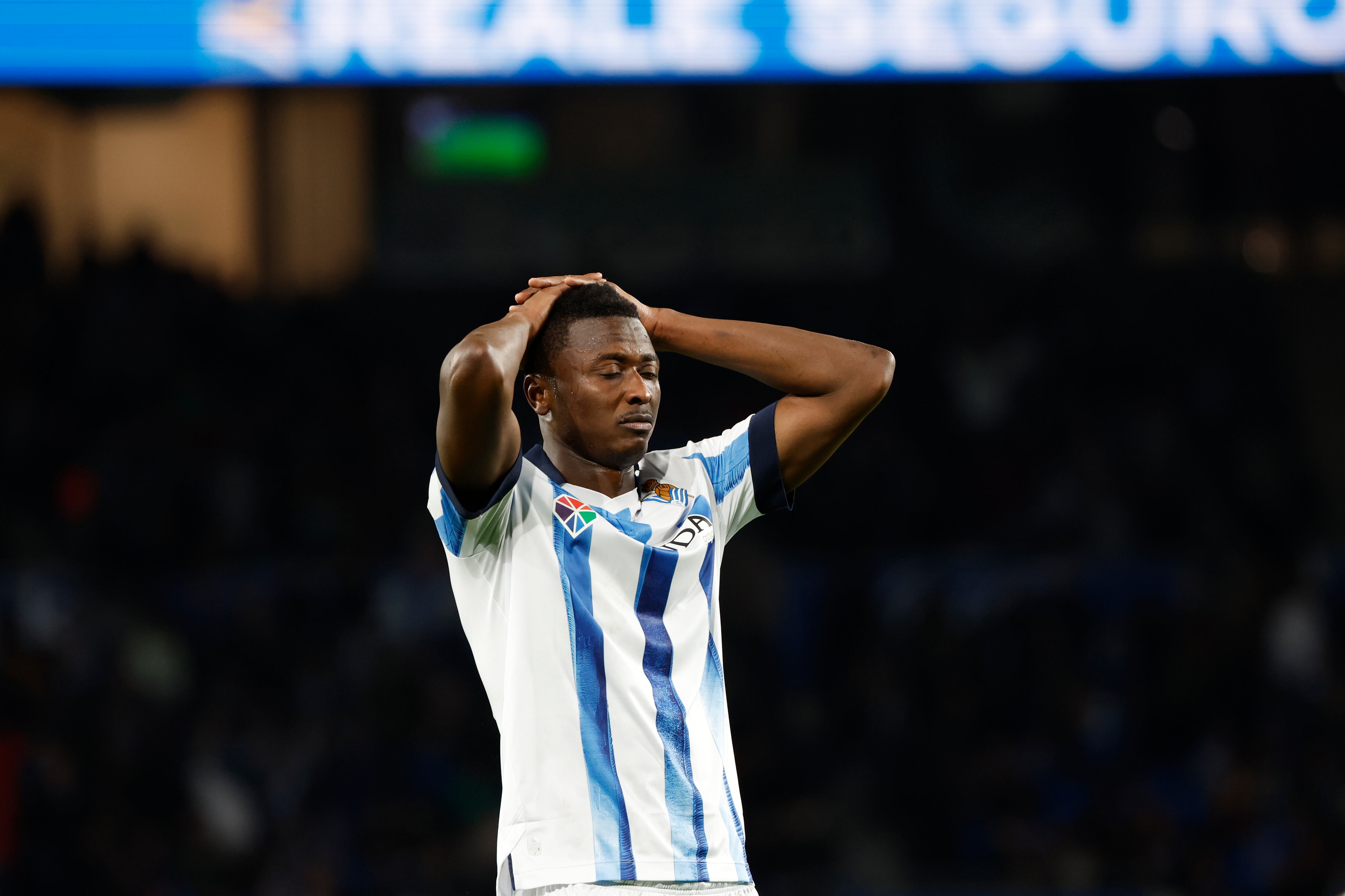 SAN SEBASTIÁN, 17/12/2023.- El delantero nigeriano de la Real Sociedad Sadiq Umar durante el encuentro entre Real Sociedad y Betis correspondiente a la jornada 17 de LaLiga Santander, este domingo en el Reale Arena de San Sebastián. EFE/ Javier Etxezarreta
