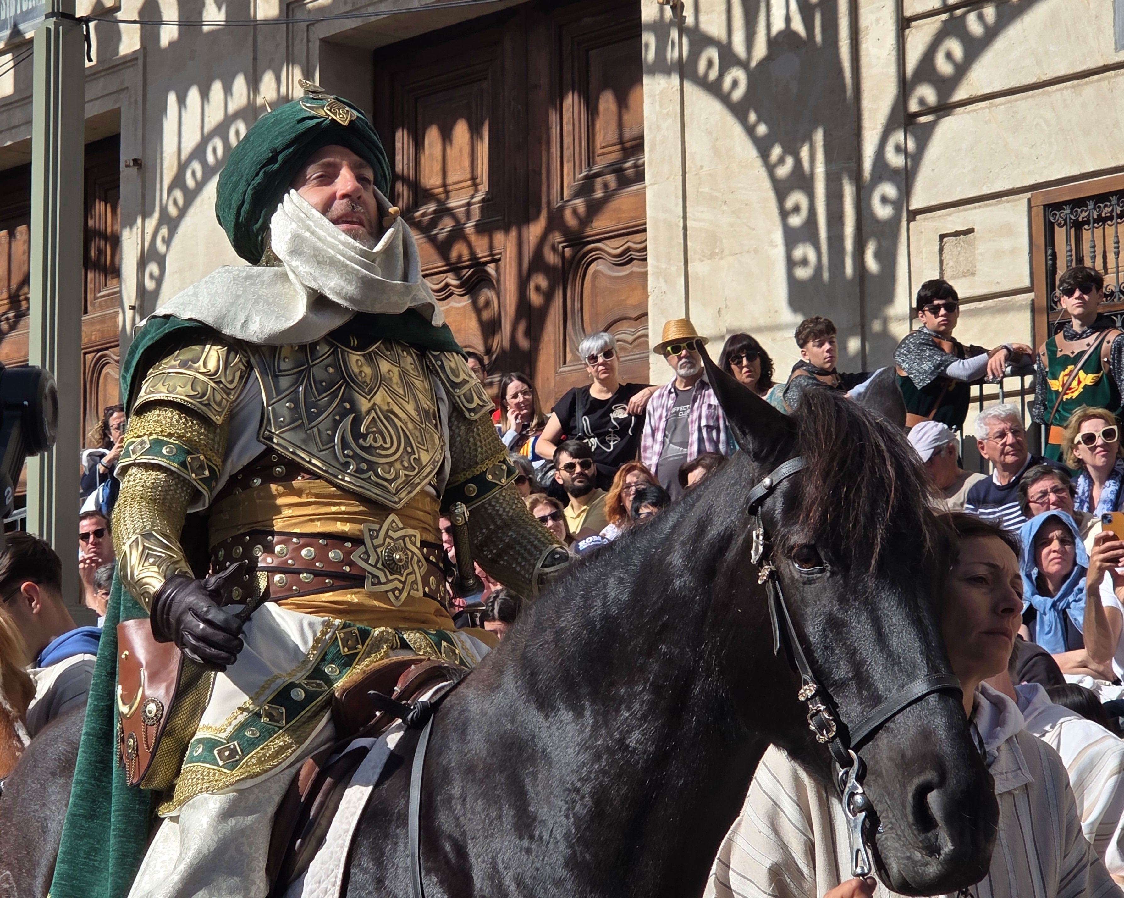 Óscar Martínez, embajador moro, durante su declamación en la plaza de España frente al castillo.