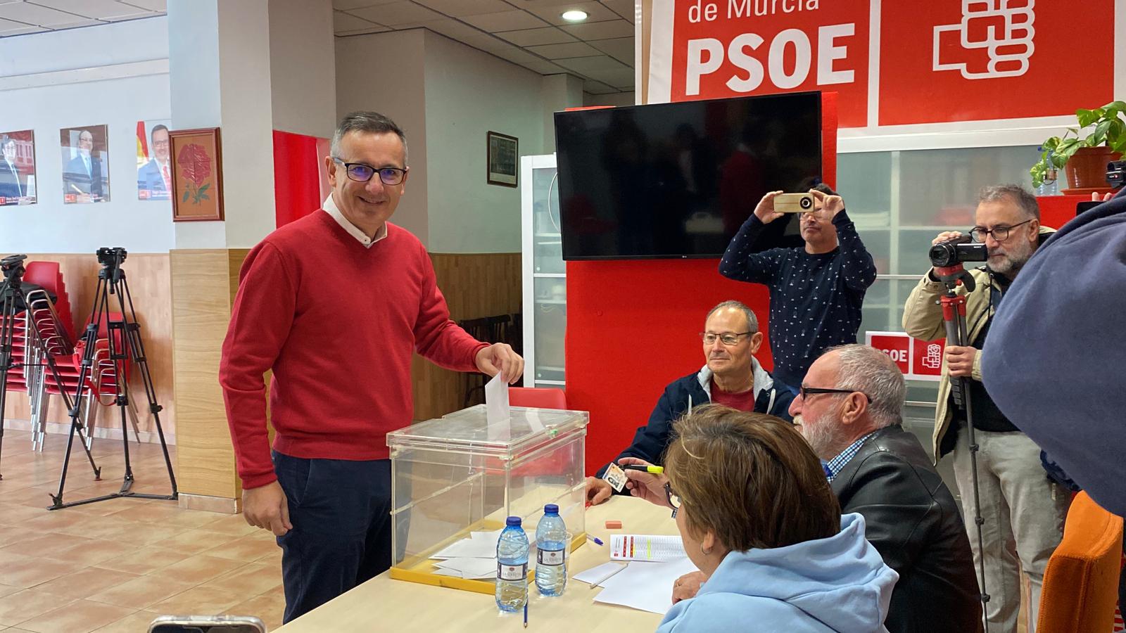 Diego Conesa en el momento de la votación en las primarias del PSRM-PSOE