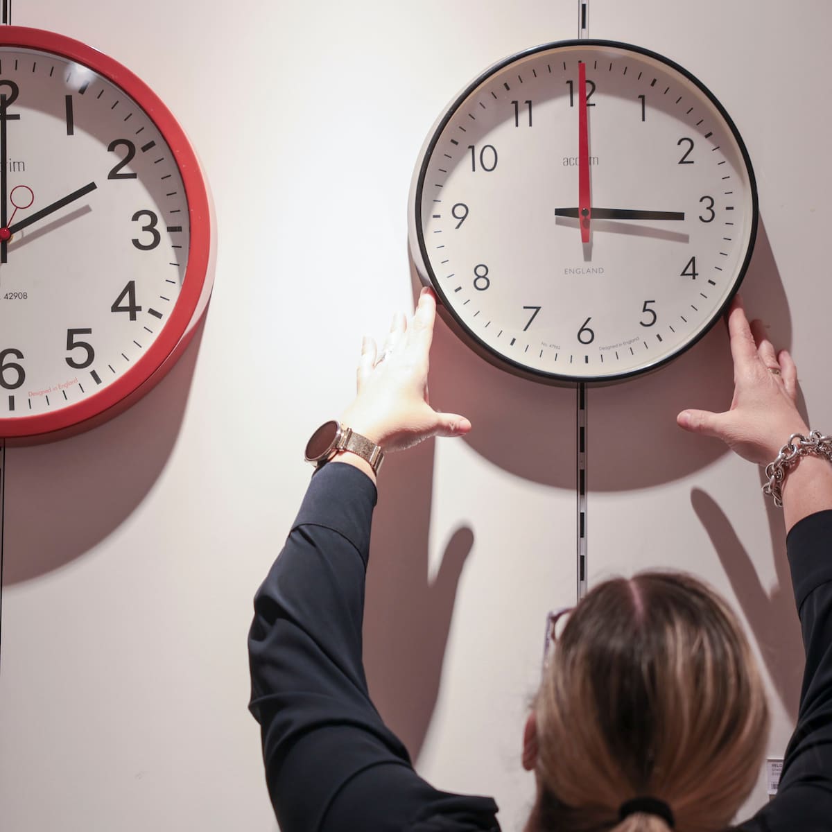 Se acerca el cambio de hora de verano: ¿cuántas veces más habrá que adelantar o atrasar el reloj?