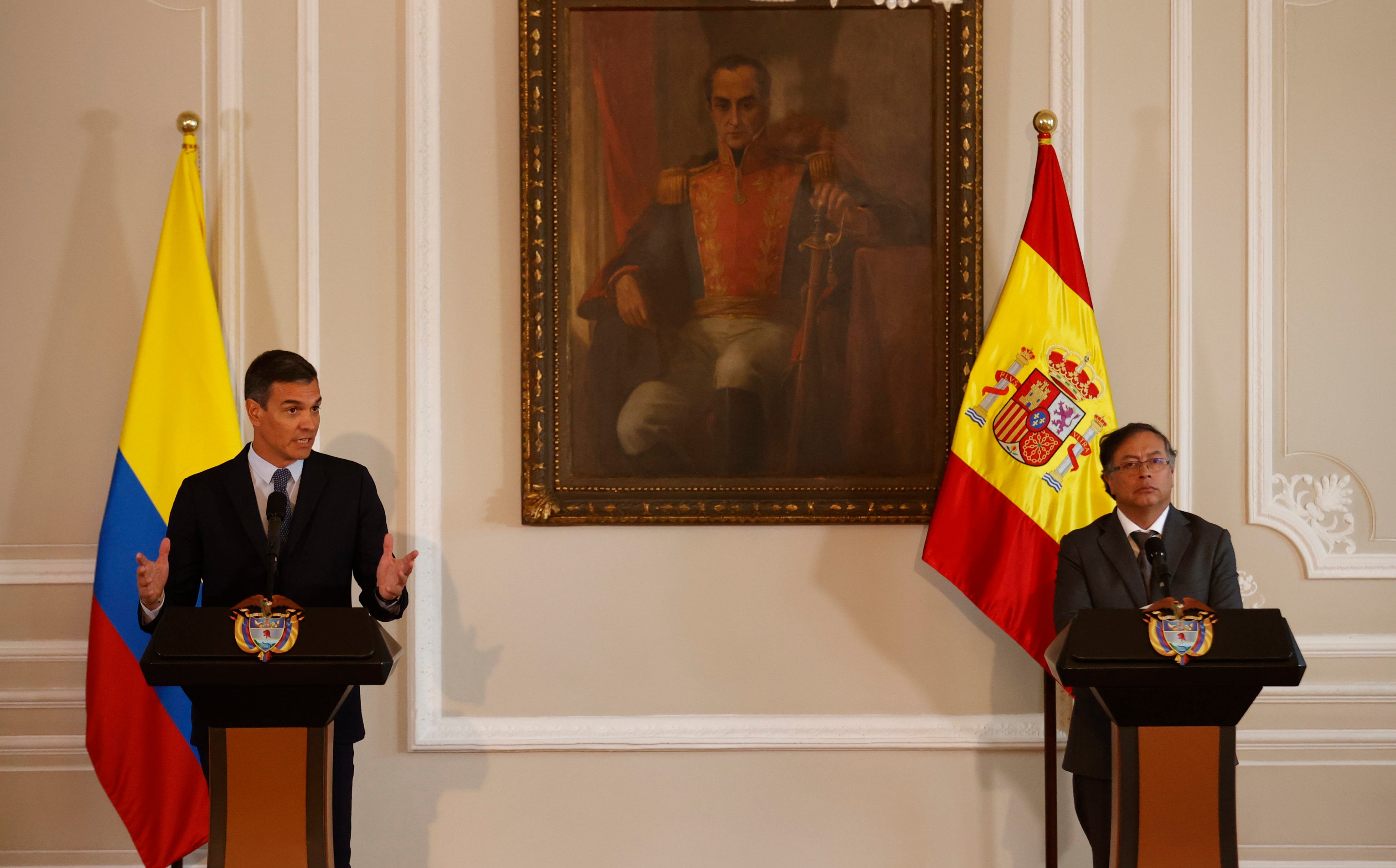 El presidente del gobierno de España Pedro Sánchez (i) da una declaración en compañía del presidente Colombia Gustavo Petro (d), en Bogotá (Colombia)