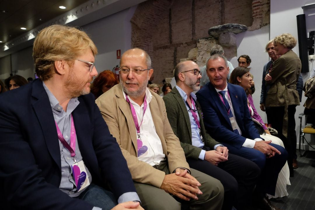 Francisco Igea conversa con el alcalde accidental, Jesús García Zamora, durante su estancia en Segovia para el HAy Festival