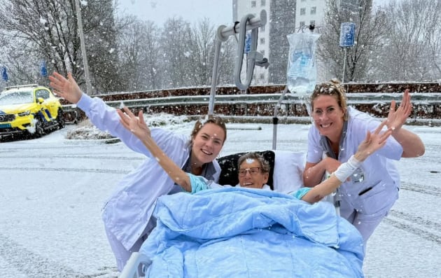 Franci, acompañada por dos enfermeras del hospital donde está ingresada / Instagram @oncollegas