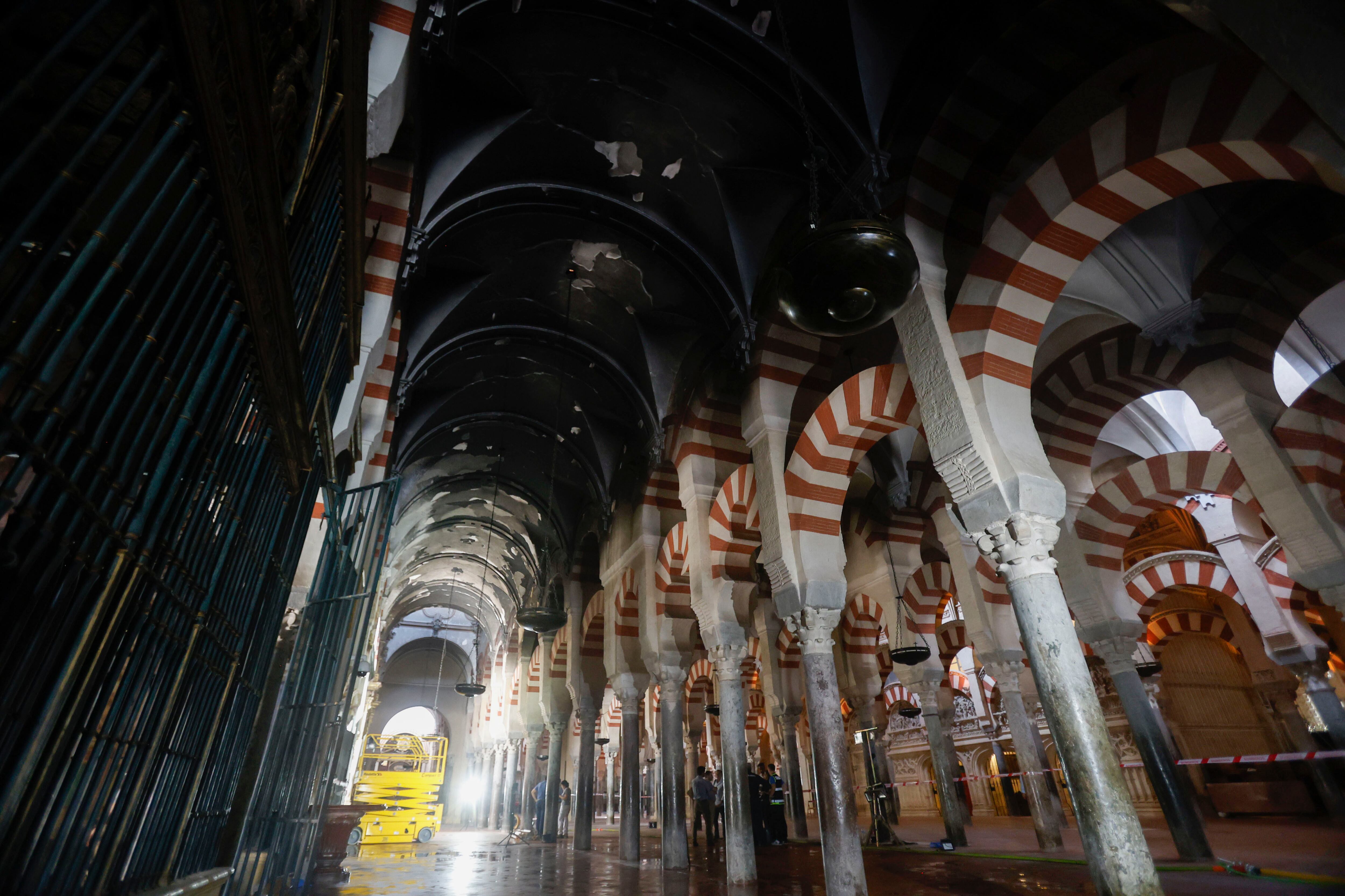 Trabajos en el interior de la mezquita-catedral después del incendio que en la noche del viernes afectó al templo.  EFE/Salas