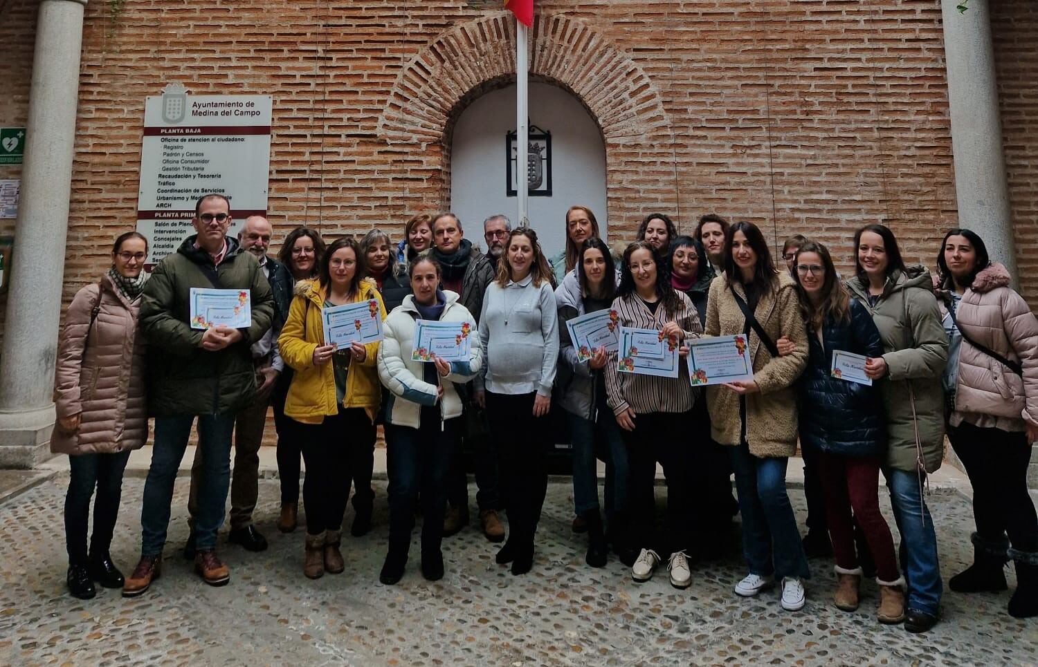 Foto de familia de los galardonados en el Concurso Escolar de Belenes