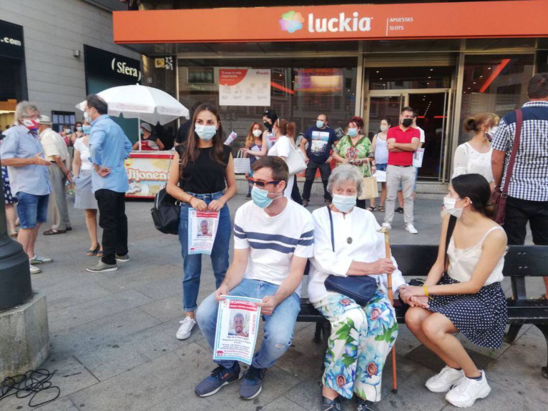 Familia de Yago de la Puente en una concentración en Ponferrada