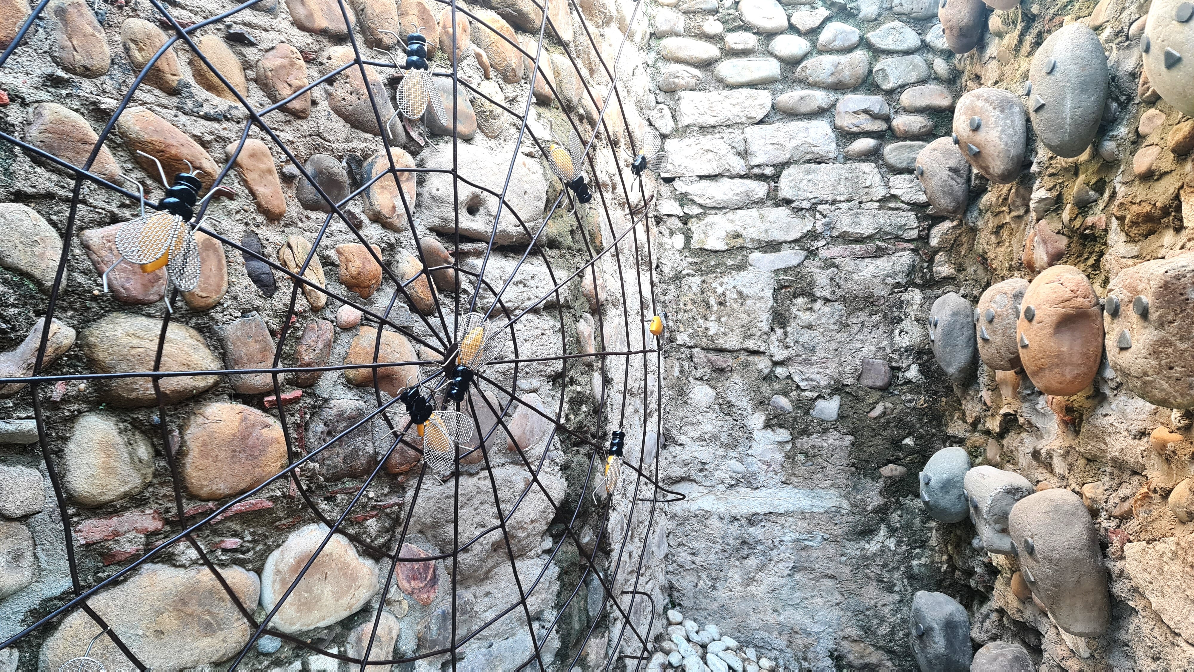 El Ayuntamiento de León interviene para limpiar el conjunto escultórico de las moscas de Arroyo