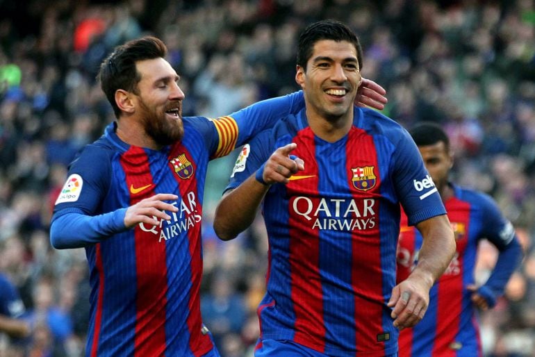 Luis Suárez celebra con Messi su pimer gol ante Las Palmas