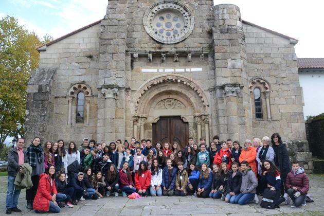 Los participantes en la iglesia de Cambre