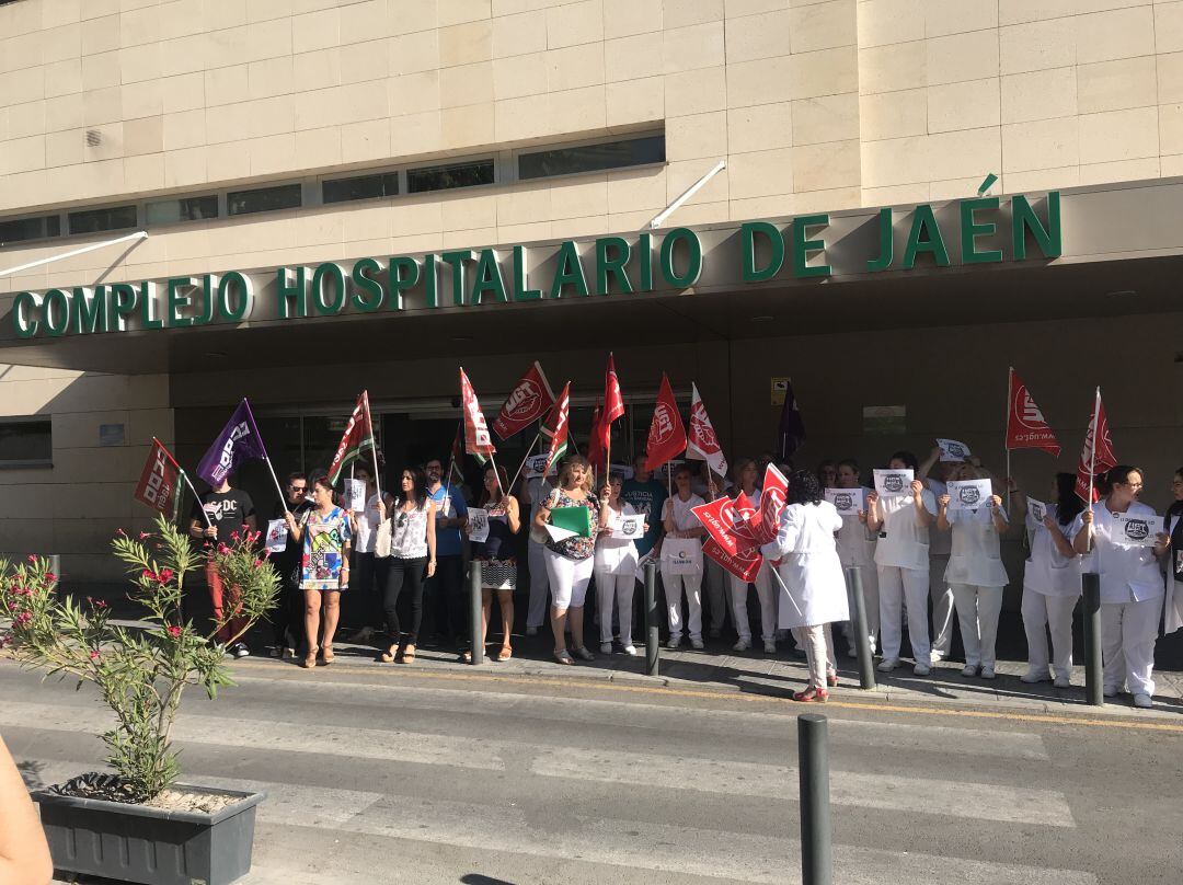 Protesta a las puertas del Hospital Neurotraumatológico.